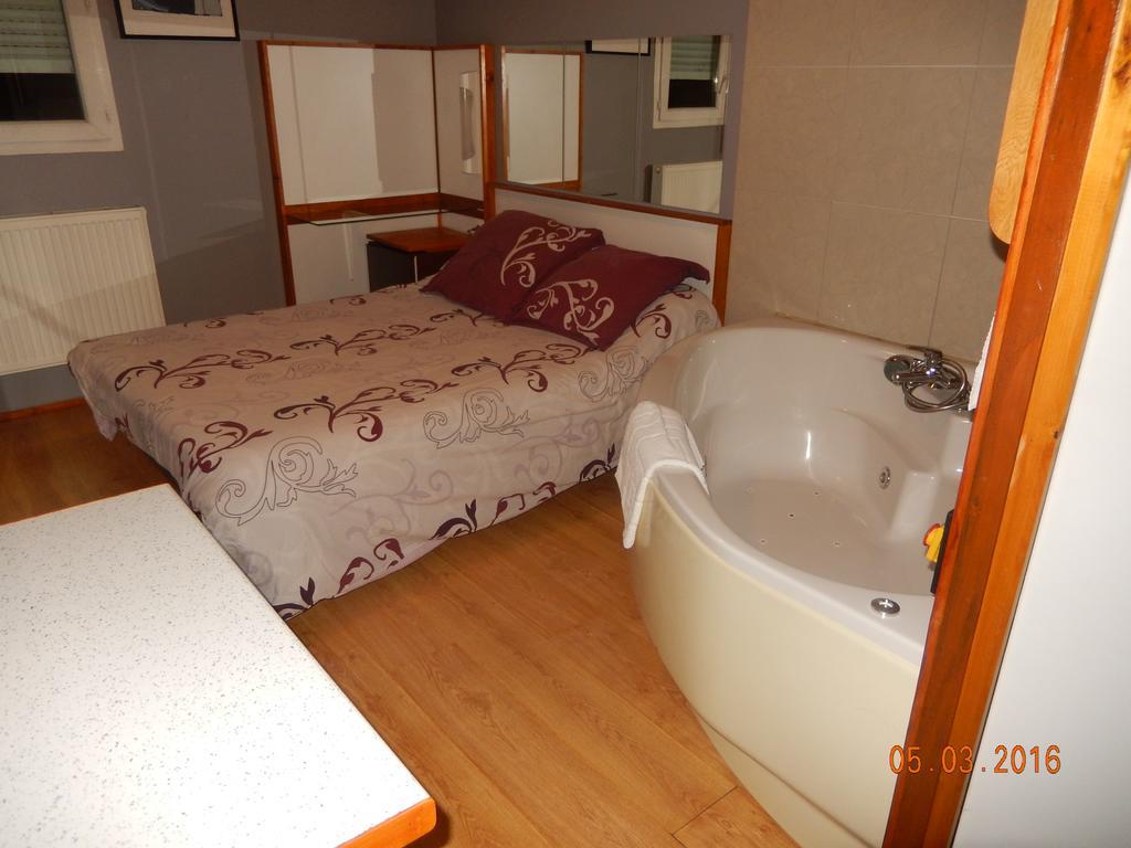 Hotel Eco Logis Espace Bellevue Séméac Kültér fotó